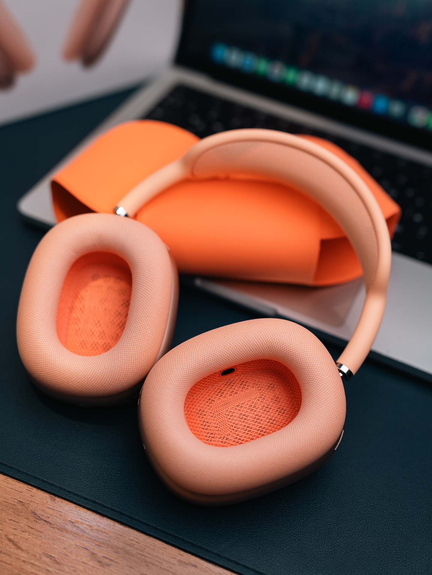 Headphones & Earbuds