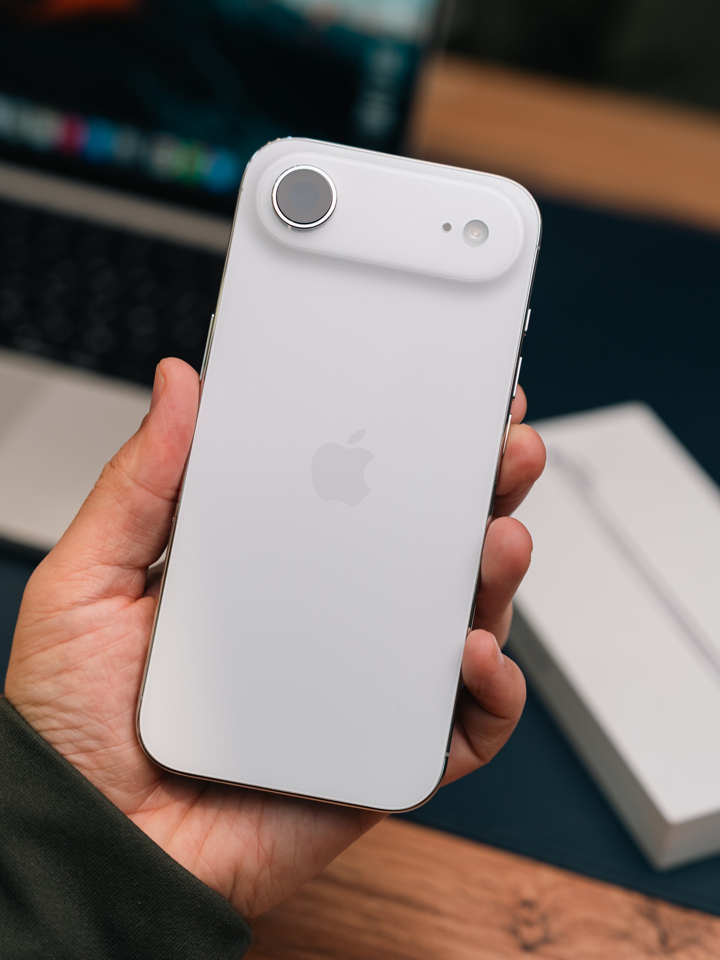 iPhone Air – 256GB (Open Box, 🔋100%, Complete Set)